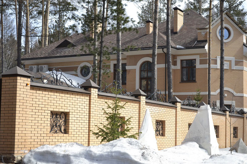 Загородный дом из кирпича облицовочного одинарного Старооскольского цвет солома и забор из полуторного соломенного кирпича. Благодаря добавлению высококачественной Украинской глине из Чибисовского месторождения, без которой невозможно изготовить качественный кирпич светлого цвета, фасад из которого оставался бы ярким и безупречным многие десятилетия Старооскольский кирпич является самым лучшим облицовочным кирпичом