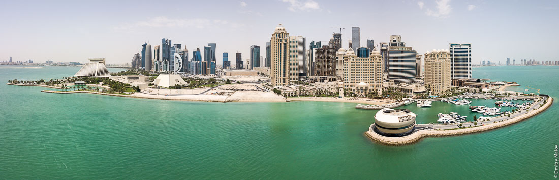 Doha, Qatar - an aerial drone photo of the skyscrapers seafront. Катар, Доха — аэрофотосъемка с дрона, небоскрёбы, набережная