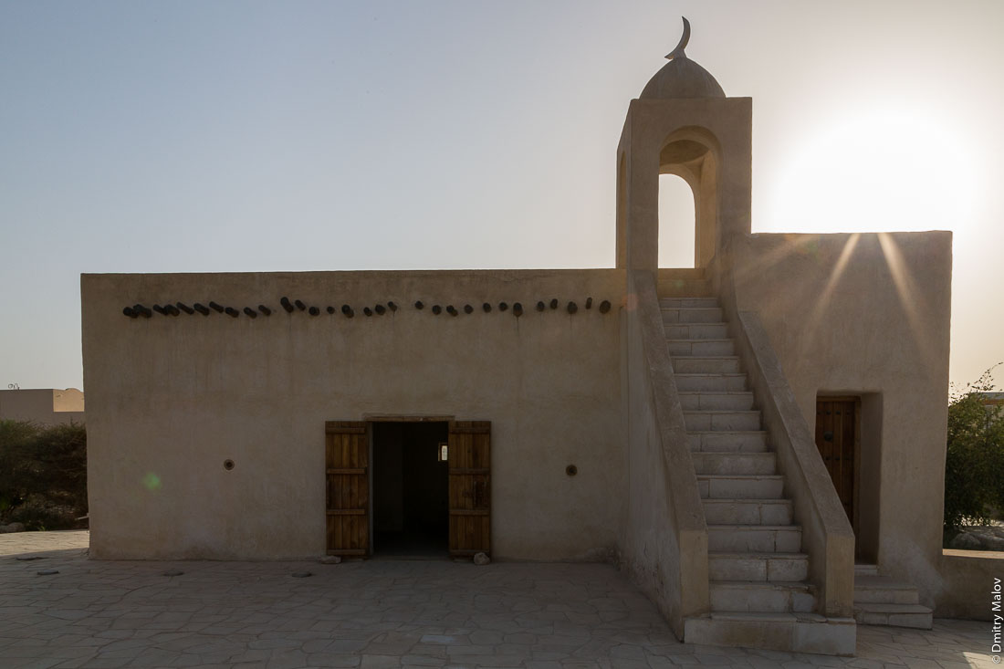 Mosque at Barzan Towersm (Umm Salal Mohammed Fort Towers) site, near Doha, Qatar. Мечеть форте Умм-Салал-Мохаммед (башни Барзан), около Дохи, Катар