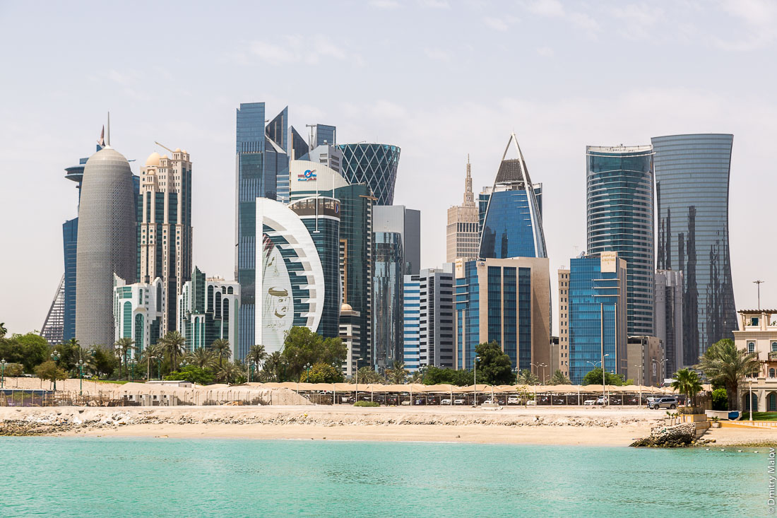 Doha, Qatar - skyscrapers seafront. Катар, Доха — небоскрёбы, набережная