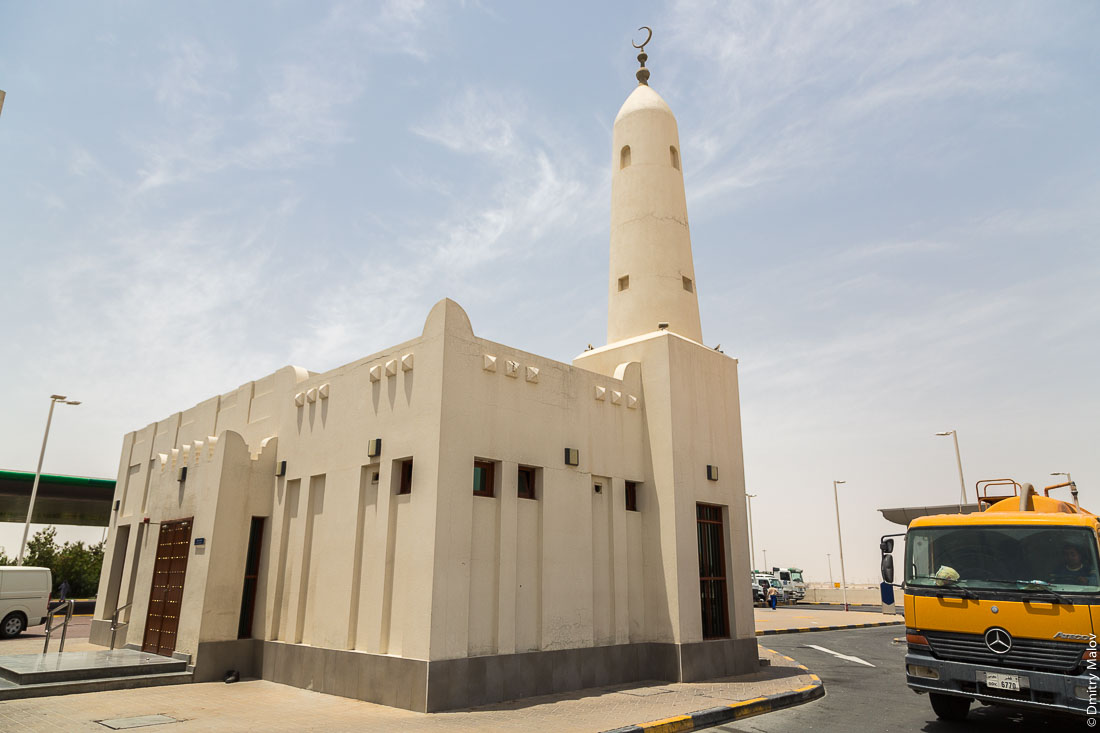 Mosque on a gas station, Umm Salal Mohammed town, Qatar. Мечеть на заправке в городе Умм-Салал-Мохаммед, Катар