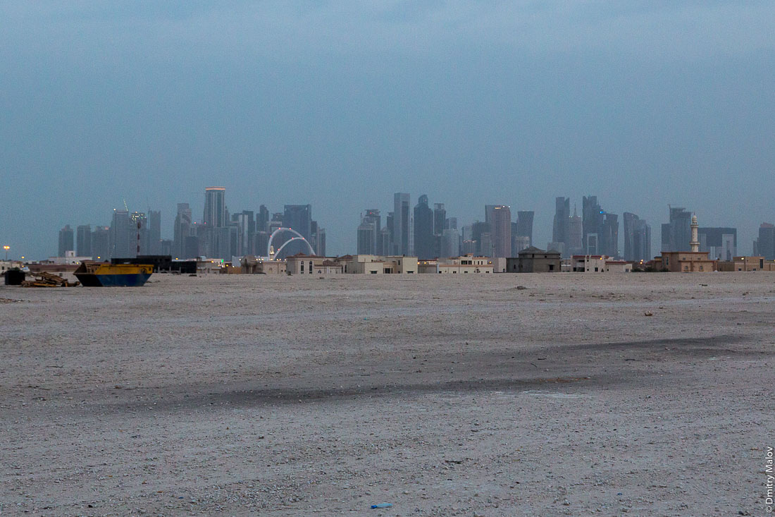 Doha, Qatar - a view of the skyscraper city bordering the desert. Катар, Доха — город небоскрёбов граничит с пустыней