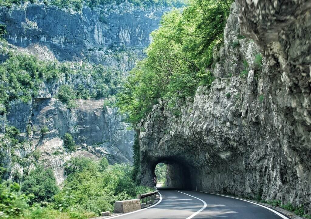 дорога в скале Черногория