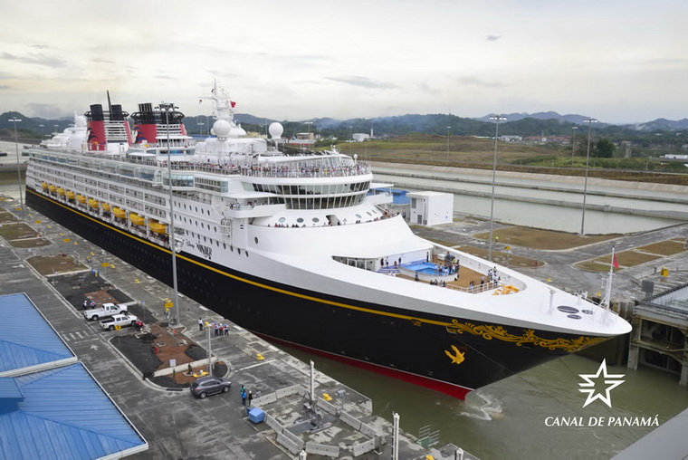 Disney Wonder - первый круизный лайнер в Панамском канале