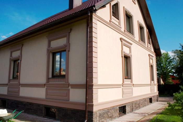 Фасад домов с отделкой декоративной штукатуркой