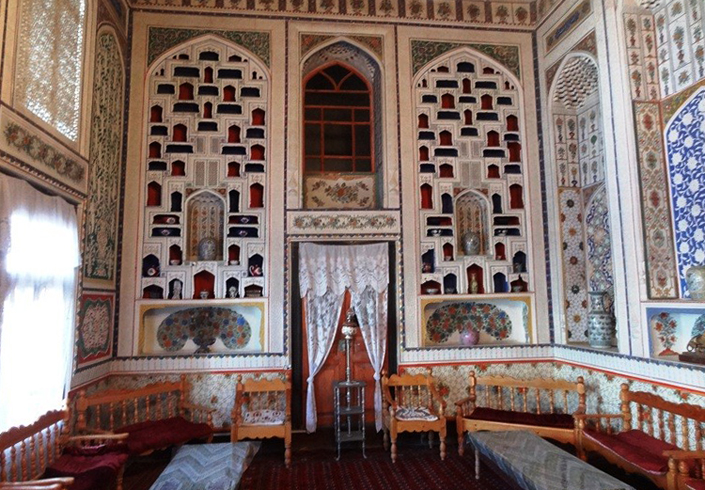 Внутри дома музея Файзуллы Ходжаева