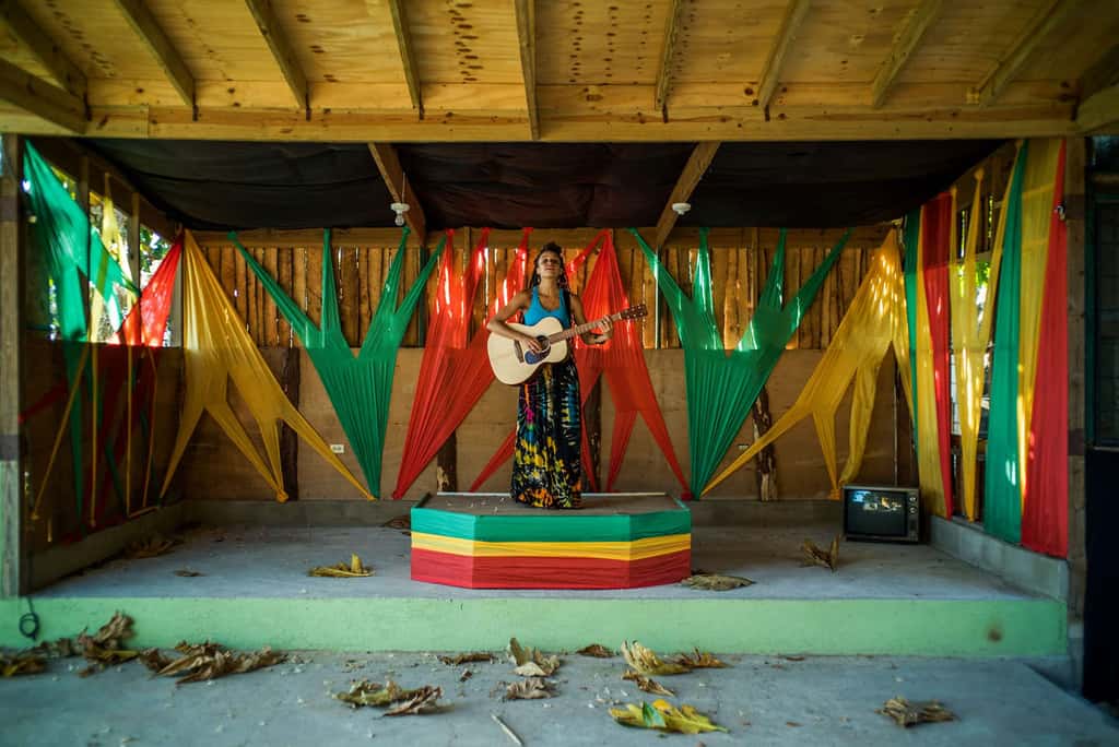 Артист поёт в украшении национального флага Ямайки