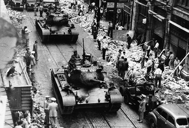 Турецкие танки на улицах Стамбула после погрома