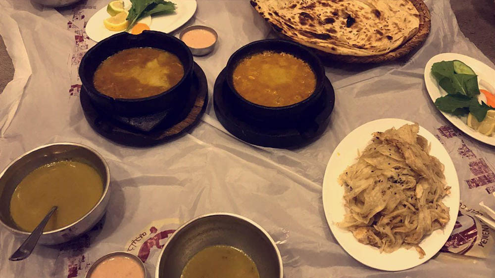 В традиционных ресторанах арабской кухни принято есть на полу. Мы заказали лепешки, овощной суп и два вида рагу. Всё вышло на 80 риалов (1360 <span class=ruble>Р</span>)