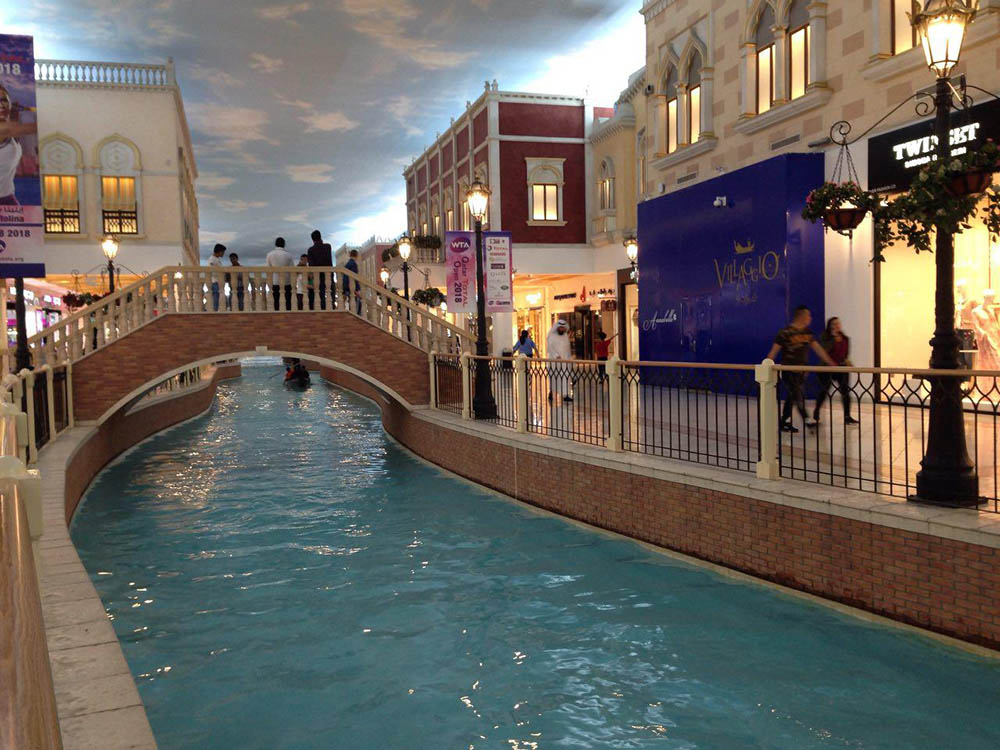 «Белладжио-молл» сделан в стиле одноименной гостиницы и казино в Лас-Вегасе. Внутри есть искусственная река и потолок, имитирующий небо