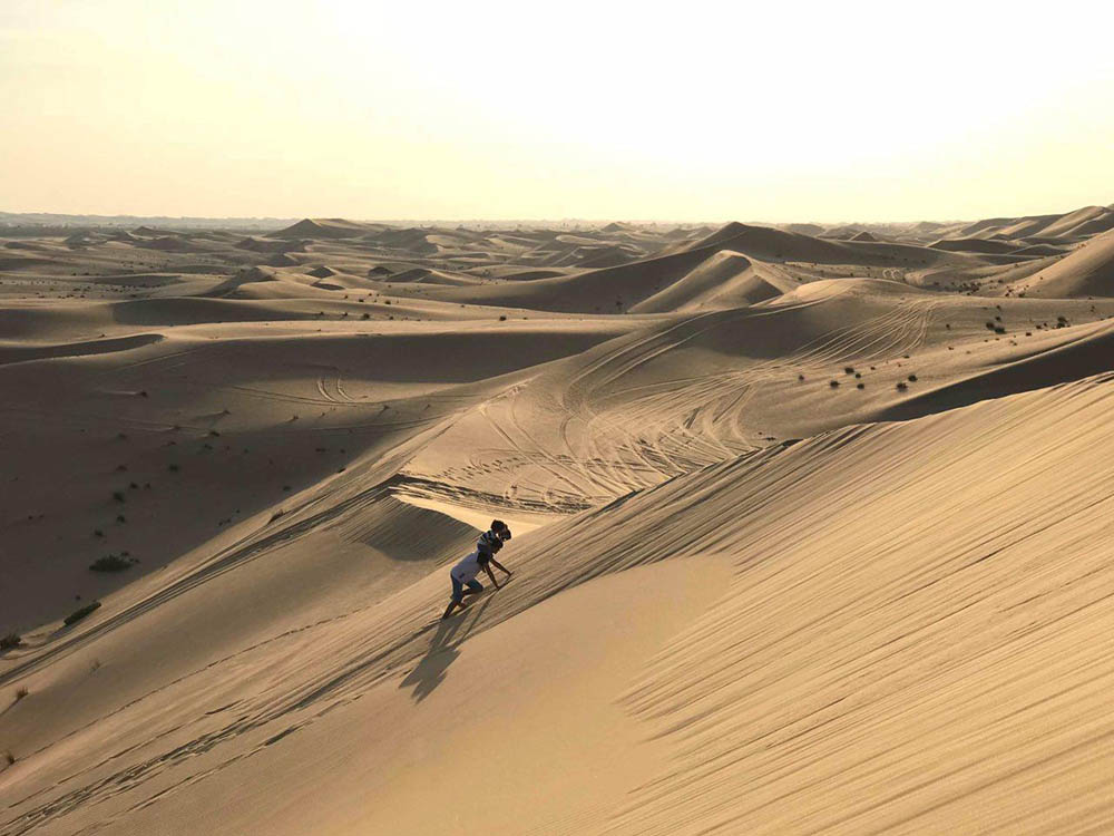 Так дети развлекаются зимой в перерыве между сафари-заездами. Когда в пустыне не очень жарко, можно покорить пару-тройку огромных песчаных дюн, которые находятся в 60 км от города