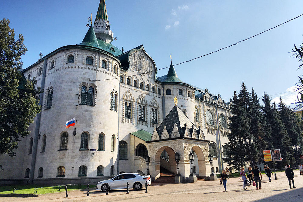 Стены и потолки помещений Госбанка украшает старинная роспись с историческими и мифологическими сюжетами. На открытие банка в 1913 году приезжал император Николай&nbsp;II