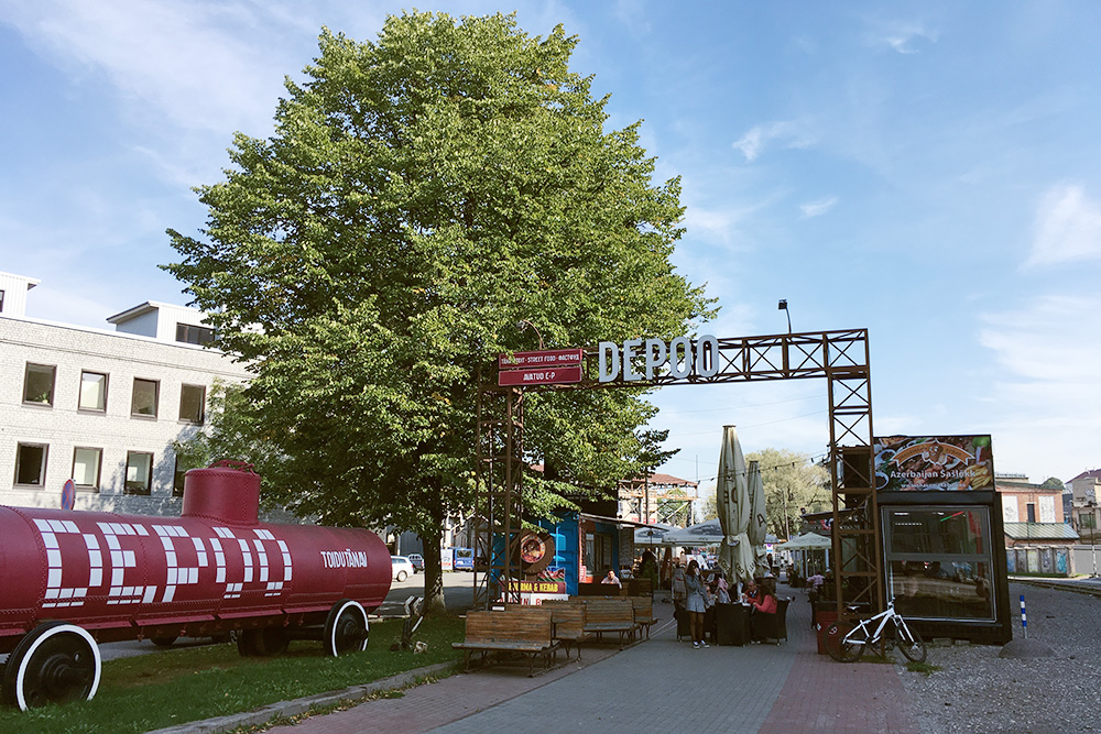 В «Депо» есть разный стритфуд, например азербайджанский шашлык