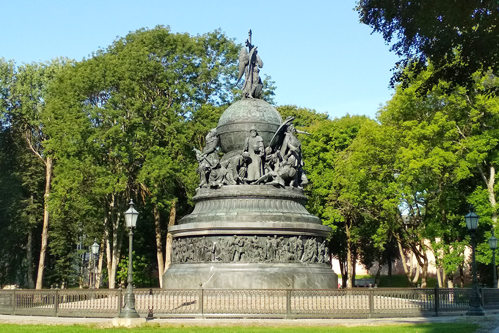 Во время войны немцы частично разобрали памятник