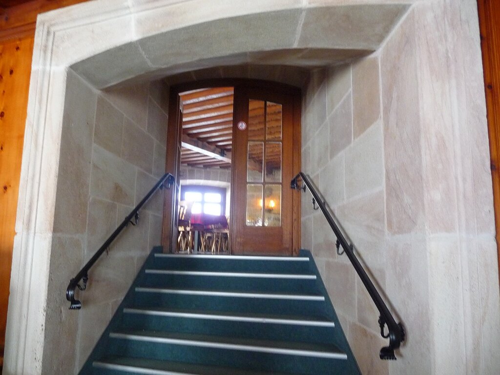 Мраморная лестница в конференц-зал.
