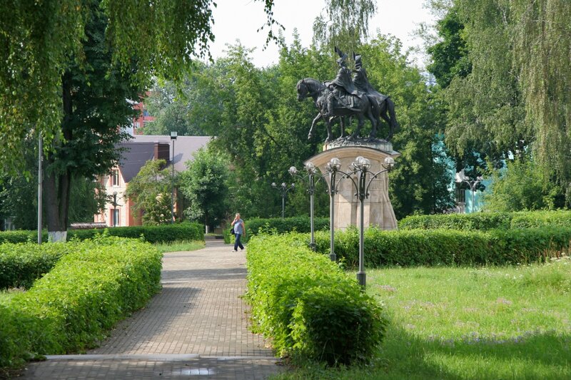 Памятник святым благоверным князьям Борису и Глебу около Борисоглебского монастыря, Дмитров