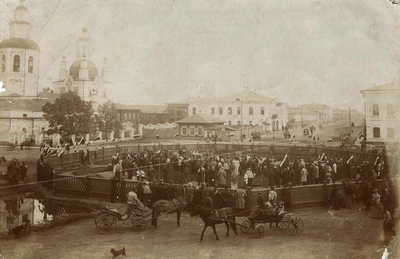 Молебен при открытии скверика на перекрестке улицы Большой и Покровского переулка.  1899