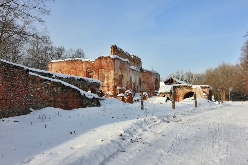 Руины главного дома в усадьбе Ольгово