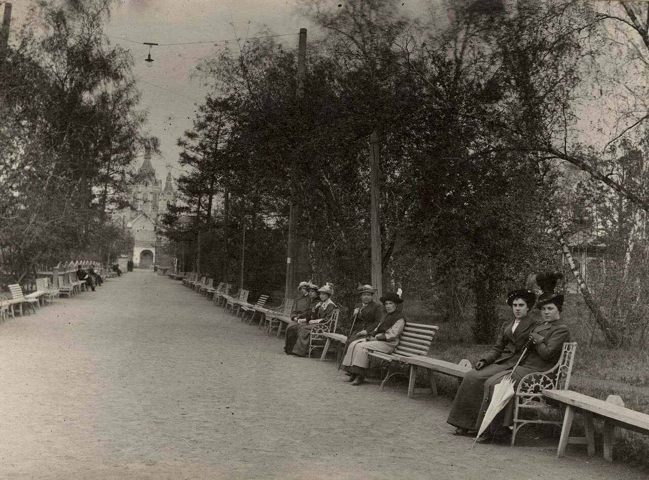 Главная аллея городского сада. 11 мая 1914