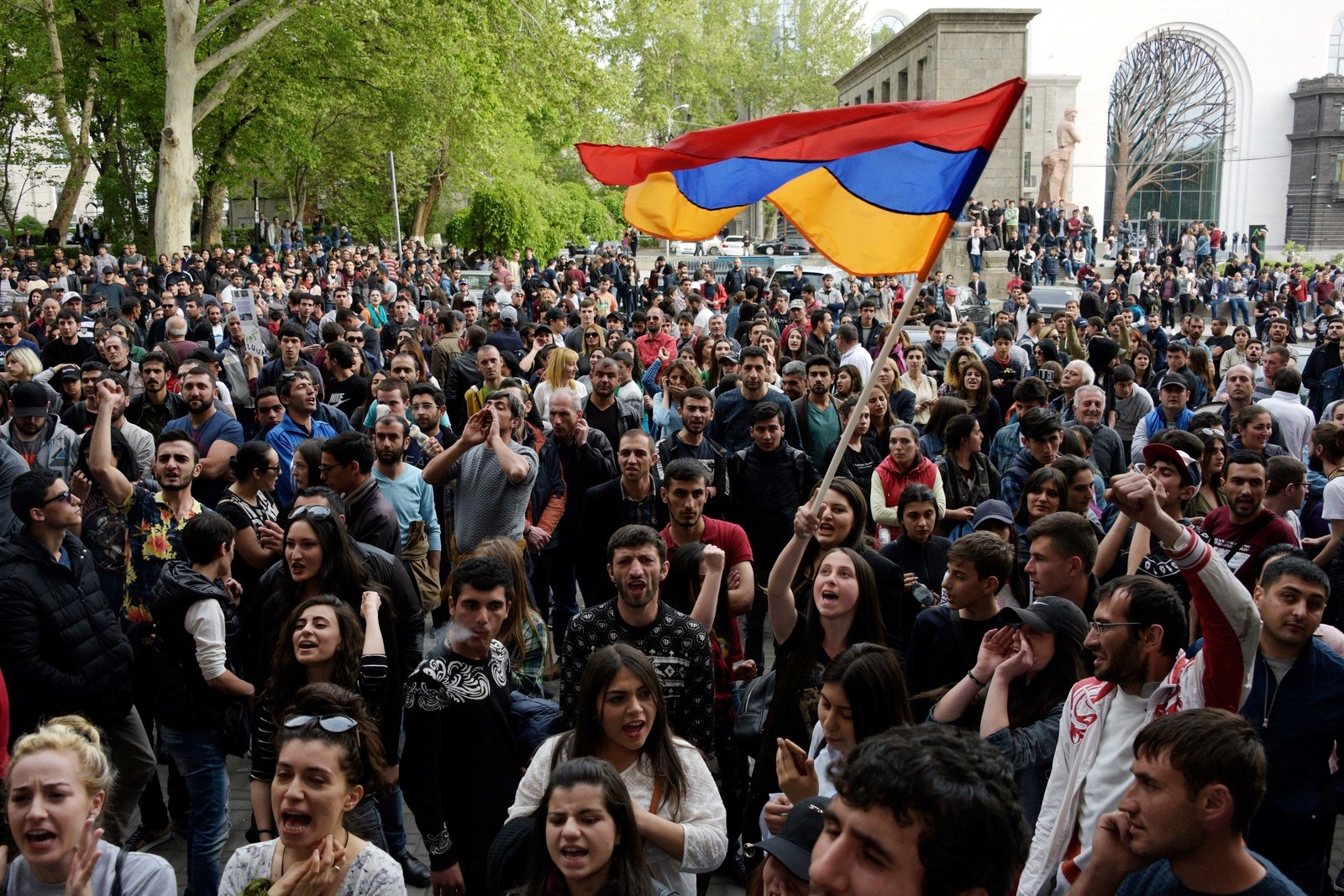 Население армении на сегодня. Жители Армении. Армянские люди. Население Армении. Толпа армян.