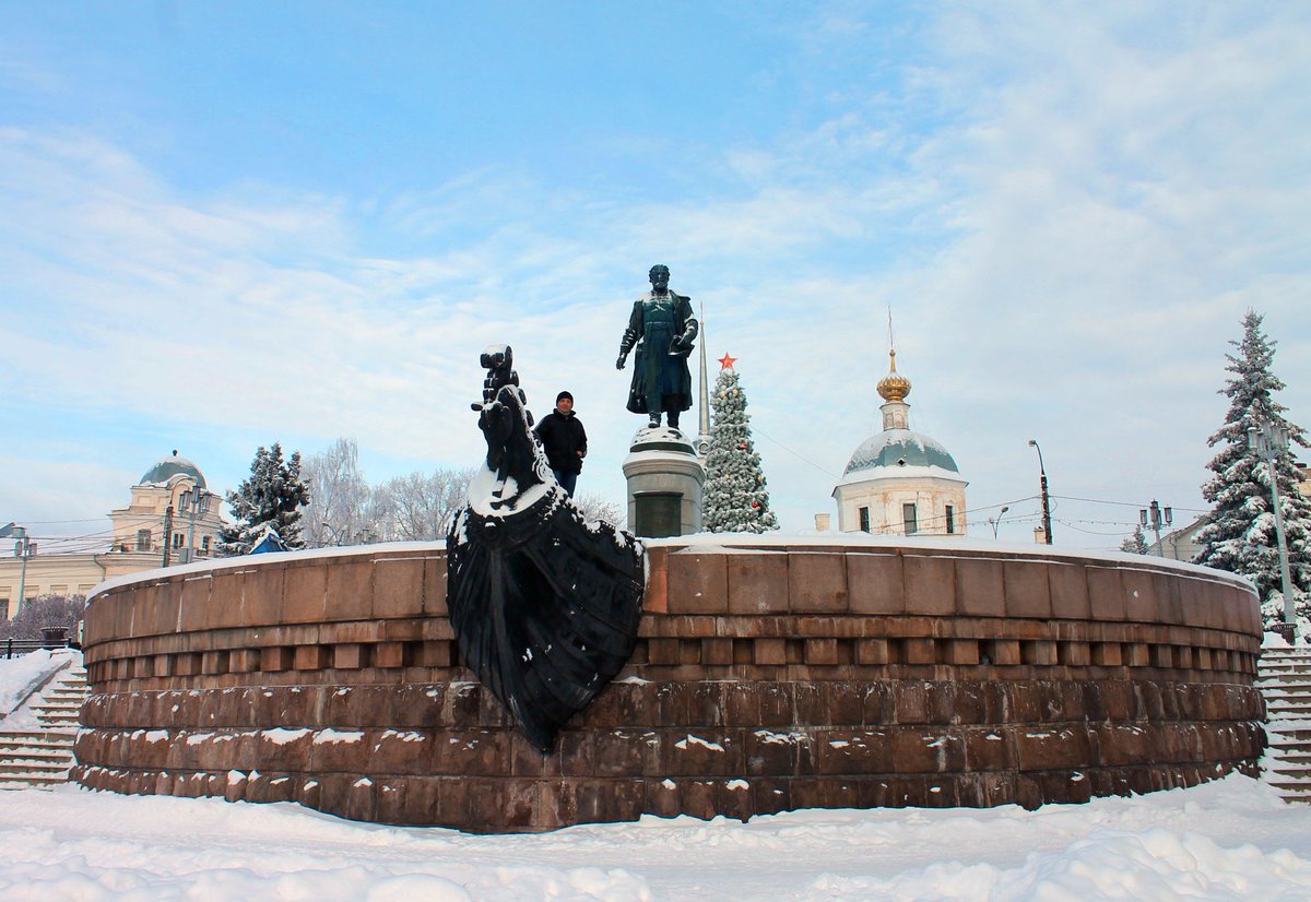 Афанасий Никитин памятник в Твери зимой