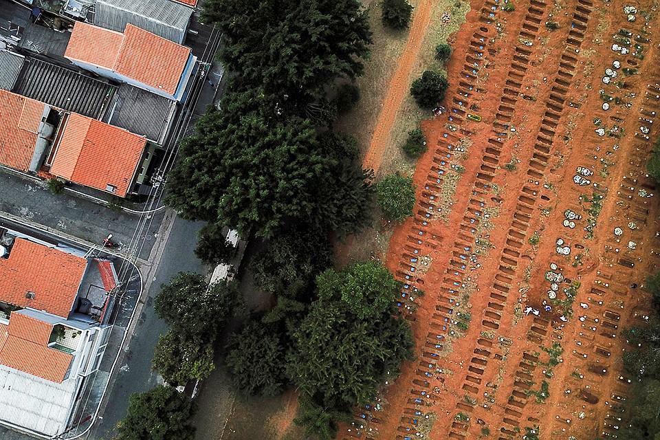Ряды свежих могил для жертв коронавируса в Сан-Паулу. Фото: REUTERS