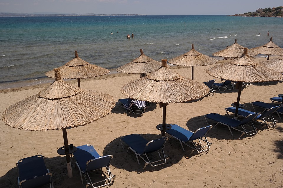Пляж в Карфасе похож на любой курортный пляж: лежаки, зонтики, приморские рестораны. А народа не много. Фото: Юлия СМИРНОВА