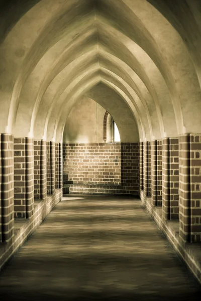 Интерьер старого пустой зал. Арка из замка. Средневековая архитектура — стоковое фото