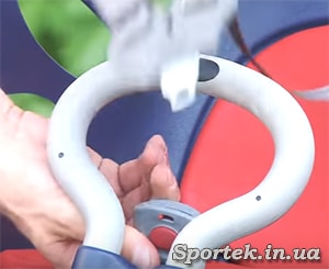 Потайная кнопка на ремнях безопасности детского велокресла