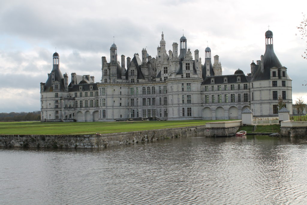 Замок, дворец у озера