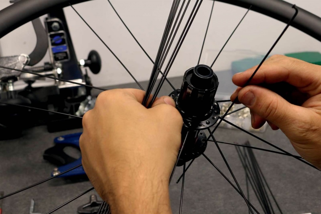 О горном велосипеде: Каким образом исправить восьмерку на колесе и поменять спицы?