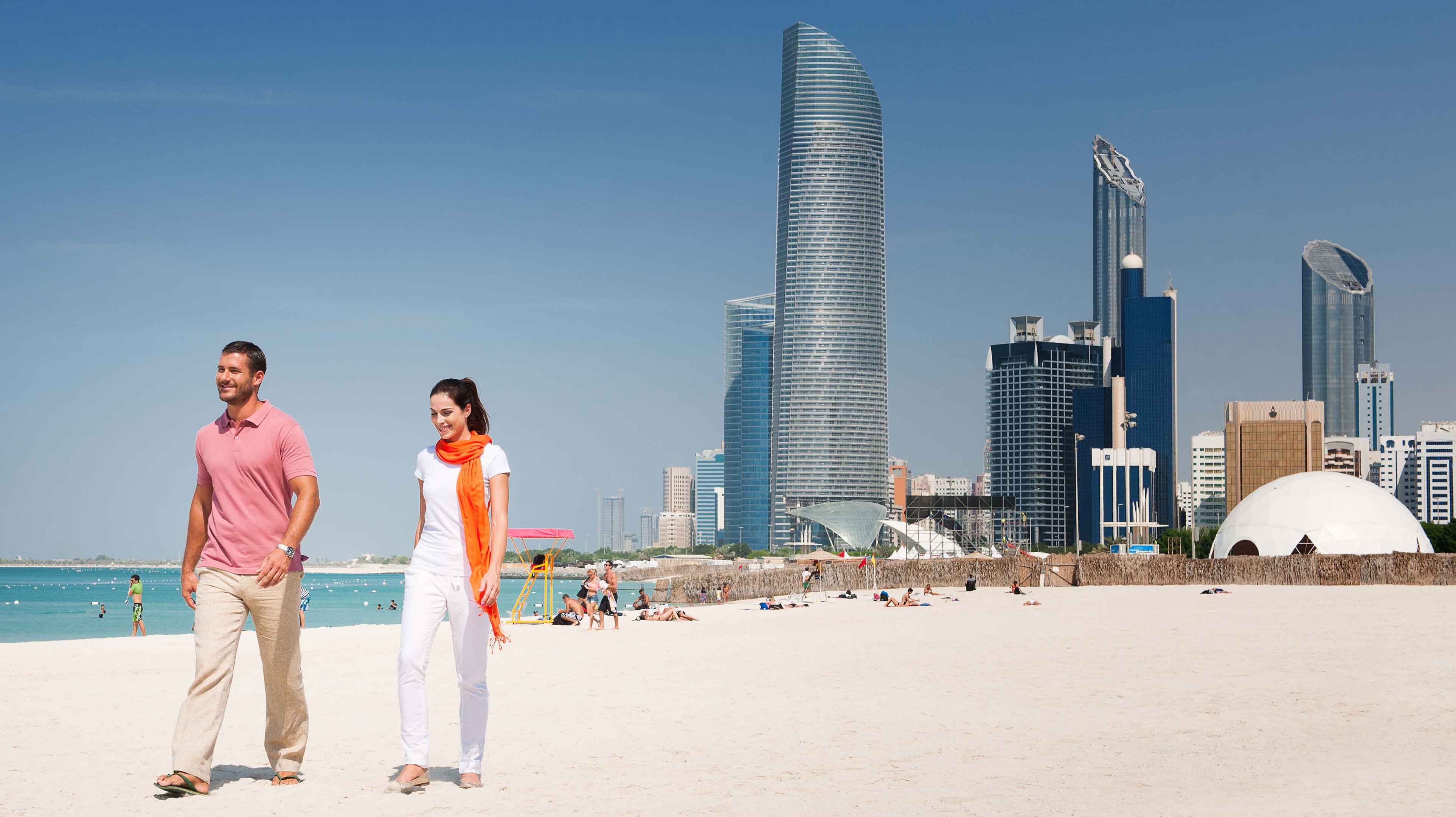 В каких эмиратах лучше отдыхать. Пляж Корниш Абу-Даби. ОАЭ Абу Даби пляжи. Дубай Абу Даби пляж. Абу Даби туристы.