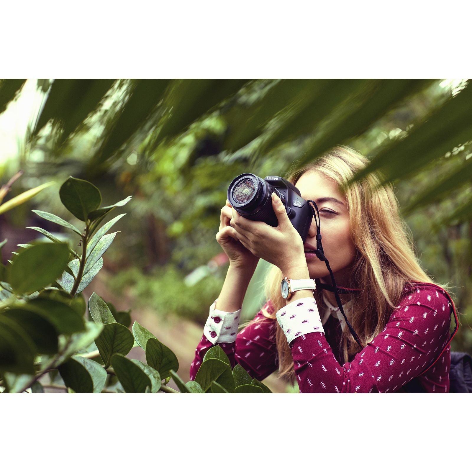 Делать фотки. Путешественник с фотоаппаратом. Красиво фотографировать. Фотограф лето фотографирует. Фотографируем лето.