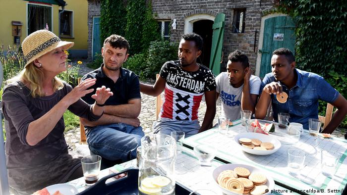 Хильдегард Нис-Нахтсхайм пьет кофе с беженцами