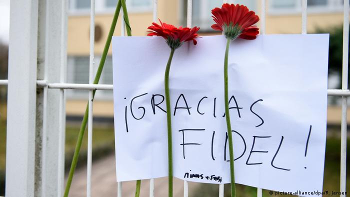 Цветы и записка Спасибо, Фидель у ворот посольства