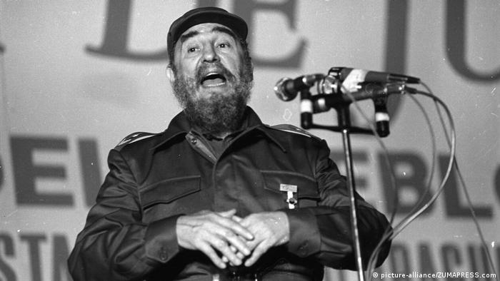 Фидель Кастро произносит речь