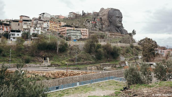 An artificial rock sculpture of Ataturk on the side of a hill in Boca, Izmir, western Turkey (DW/B. Secker)