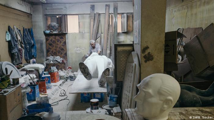 A sculptor cleans a freshly moulded statue of Ataturk (DW/B. Secker)