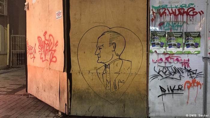 A drawing of Mustafa Kemal Atatürk on restoration hoarding in Istanbul (DW/B. Secker)