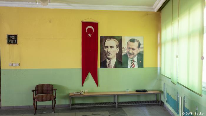 A portrait of Ataturk (L) and Turkish President Erdogan (R) hang next to a Turkish flag (DW/B. Secker)
