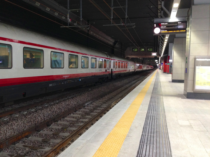 Итальянский поезд Белая Стрела на вокзале