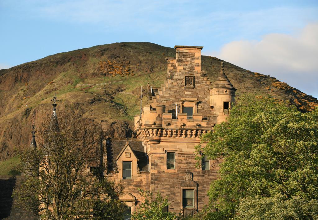 Вид на традиционный шотландский замок