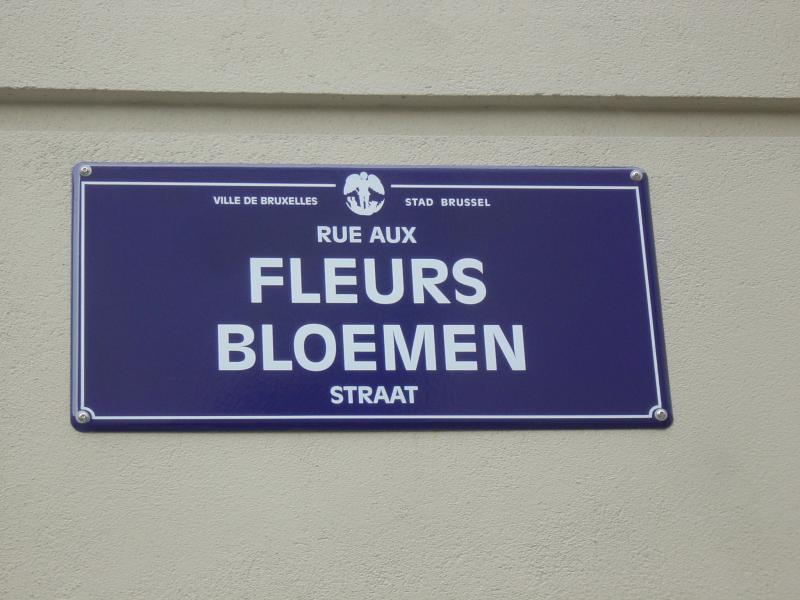 Двуязычная табличка в Брюсселе