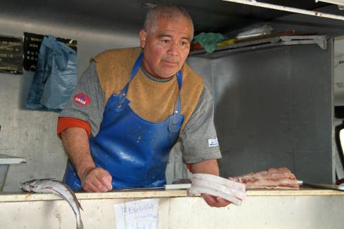 Чилийский рыбак на рынке