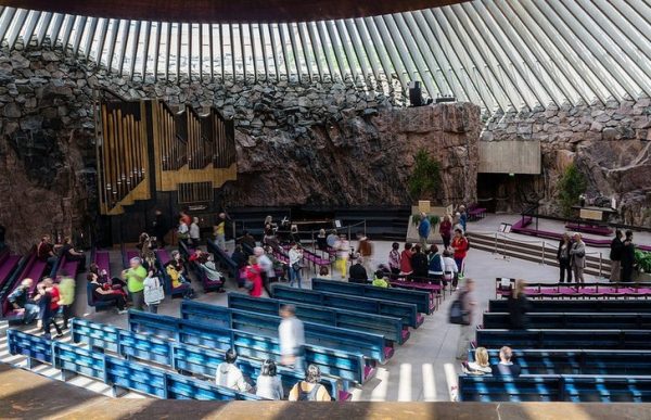 Церковь Темппелиаукио внутри скалы в Финляндии